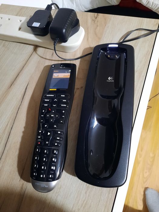Vand telecomanda universala Logitech Harmony