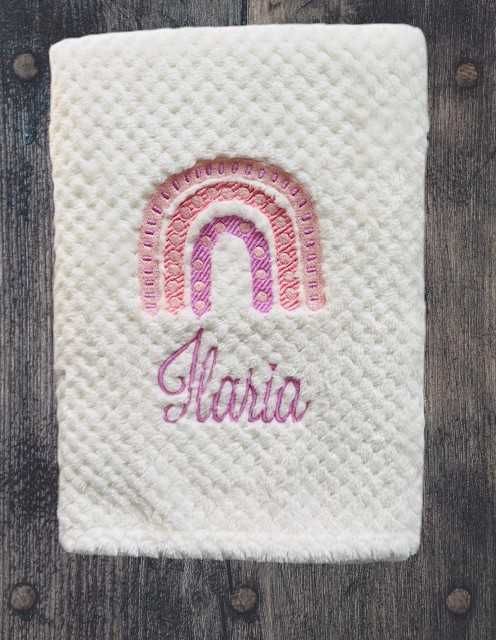 Patura brodata personalizata pentru copii cu curcubeu