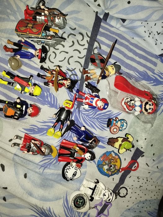 Vând figurinele playmobil nou și brelocurile