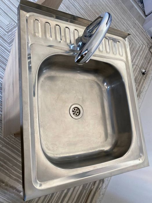 Oshxona uchun moyka va smistutel bilan