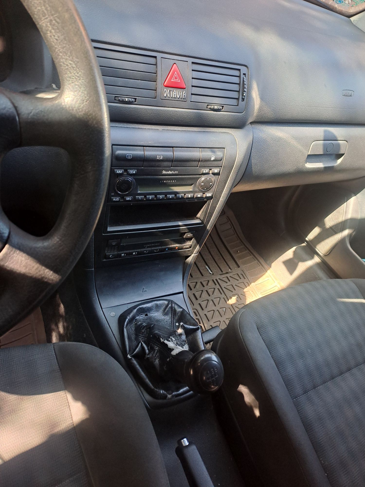 Vând sau schimb skoda octavia 1