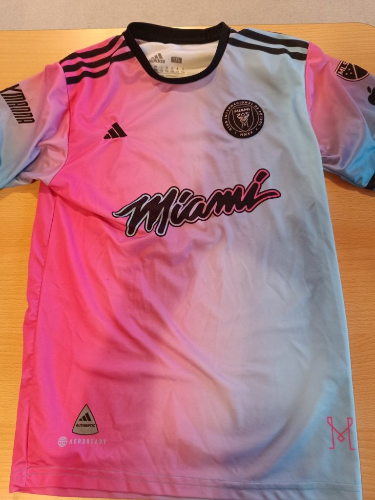 Vând tricou Messi Inter Miami