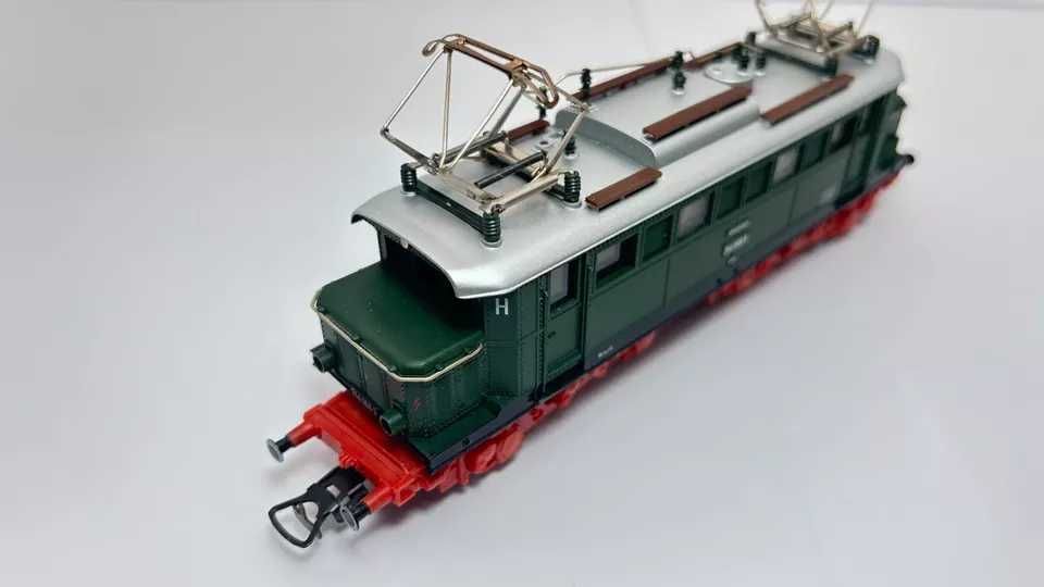 Locomotiva electrica BR244 marca Piko scara ho
