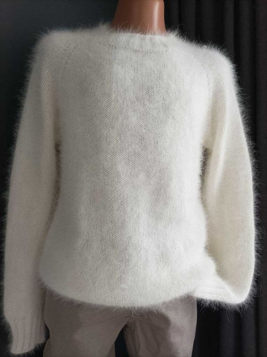 бял плетен пуловер от ангора заек