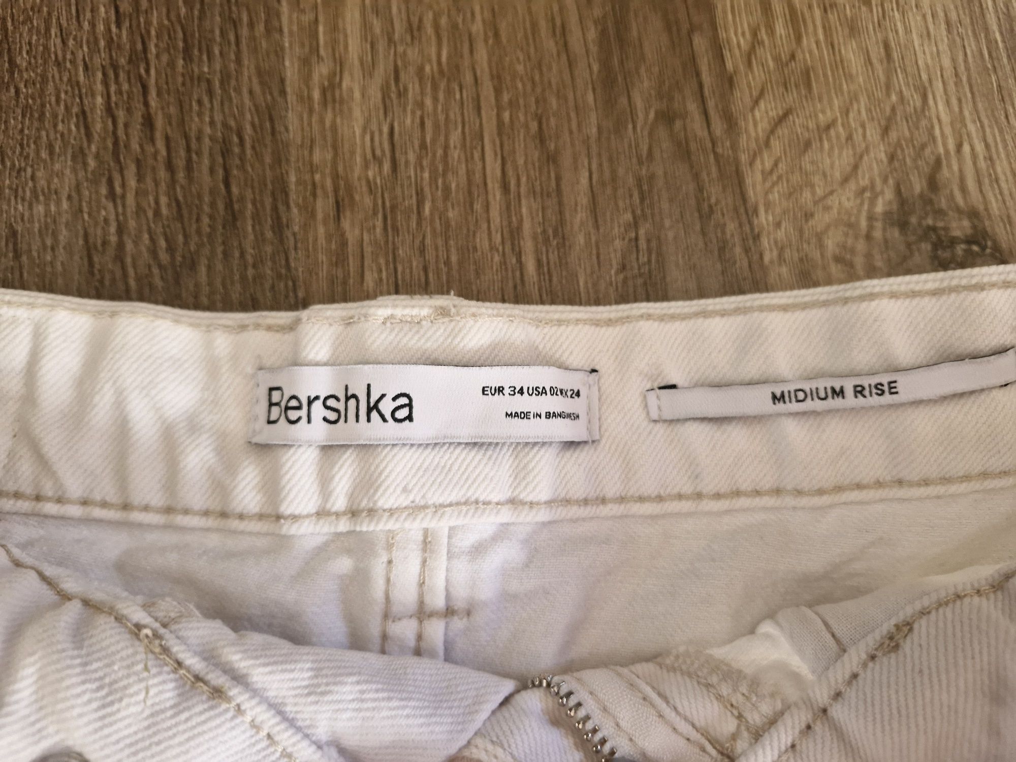 бели дънкови шорти
