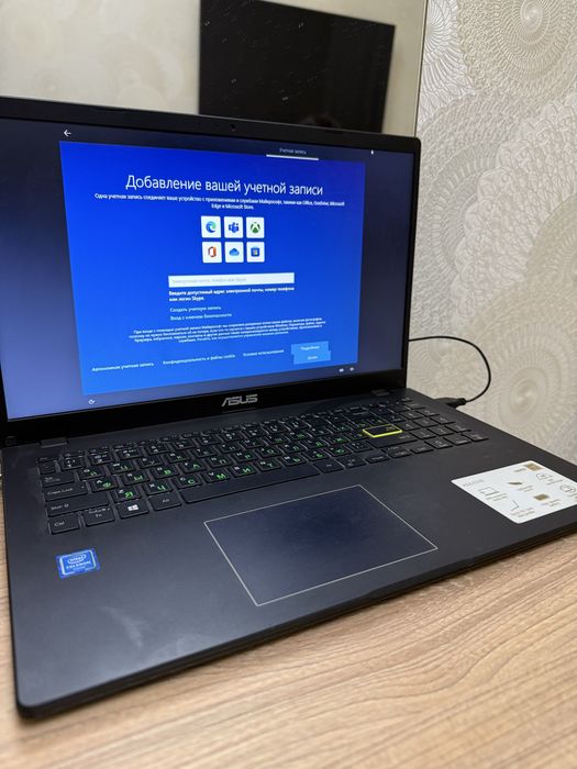 Asus E510 holati yaxshi