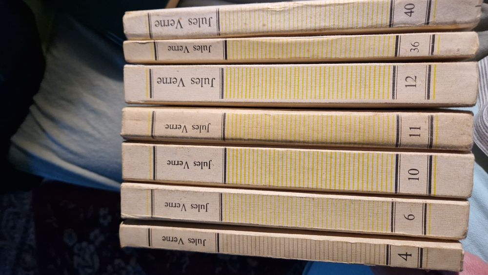 Vând 7 volume Jules Verne cartonate