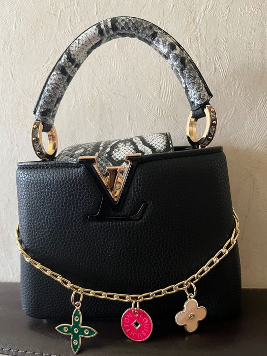 Дамска чанта в черно със змийски принт