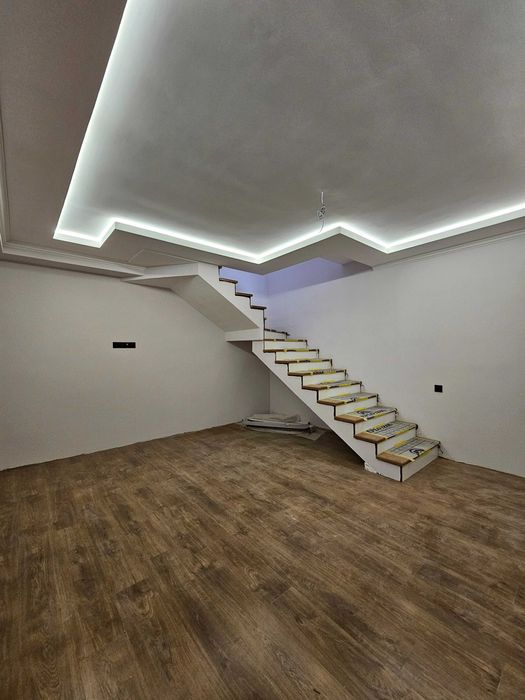 Бадамзар. Квартира на земле. 3-х ком. 3 уровня.