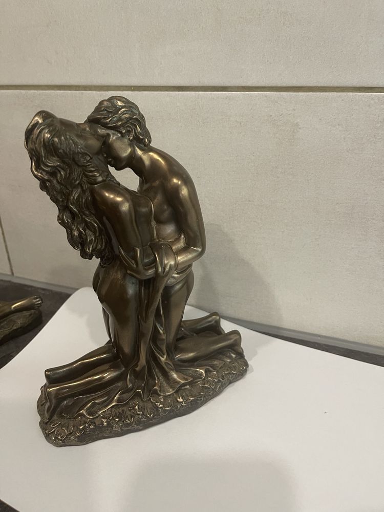 Statuete din rasina , placate  cu bronz. ( cred ) s