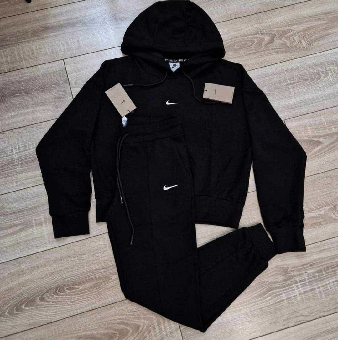 Дамски екипи и долнища Nike, Alo
