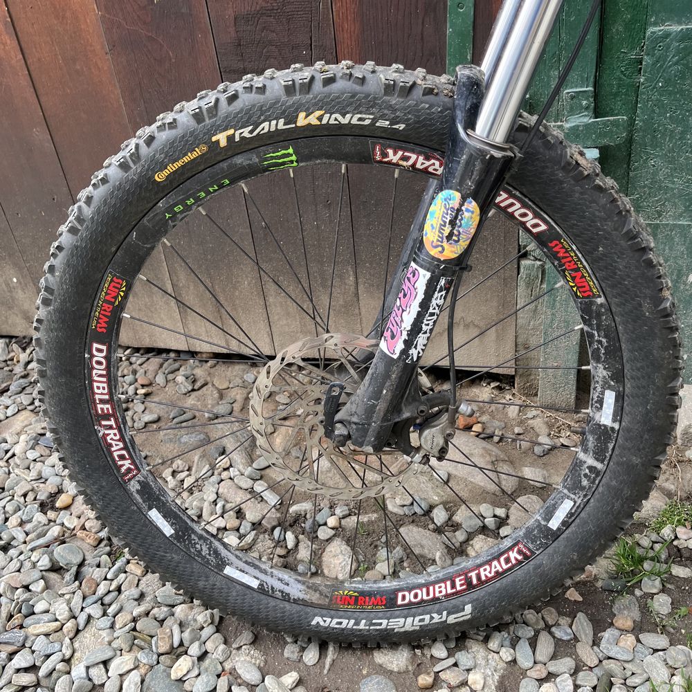 Bicicleta Castom  drumeti casca de protectie si suport biciclete