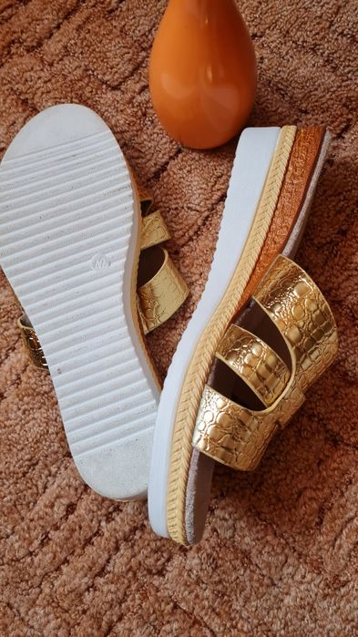 Papuci de culoare aurie potriviți pentru măsură 41-42.