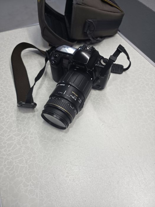 Стар лентов фотоапарат Canon EOS 10 и Sigma 70-300