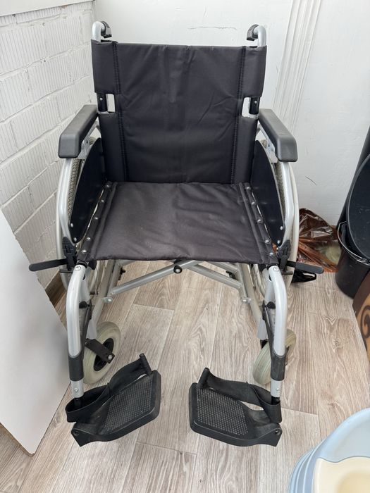 Инвалидная коляска почти новая