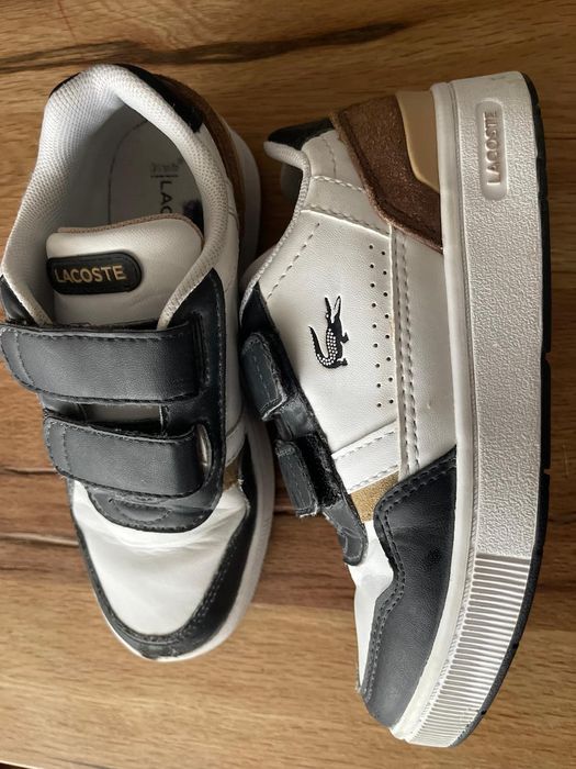 Adidași marca Lacoste