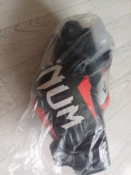 Продам новые боксерские перчатки,в подарок капы и бинты
