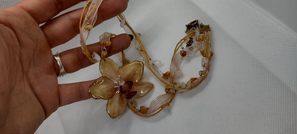 Колие с естествен цвят на орхидея.  Дължината е максимално 30 см