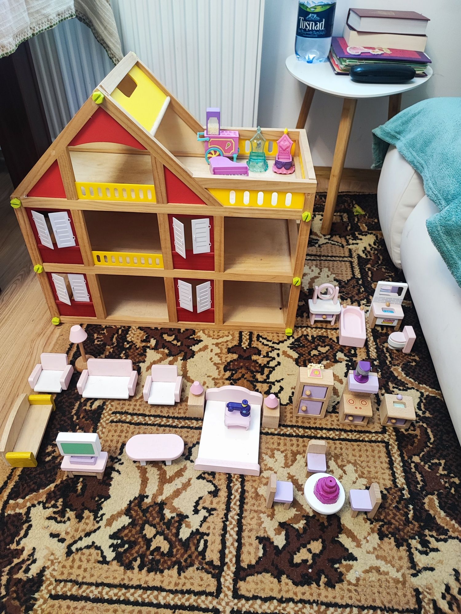Bucătărie și căsuța cu accesorii din lemn pentru copii
