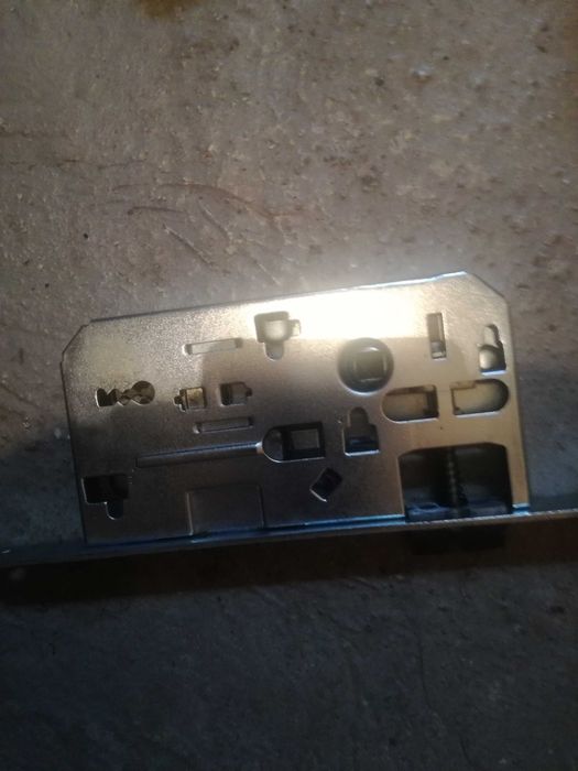 Продавам брава с дръжки за входна и интериорна врата