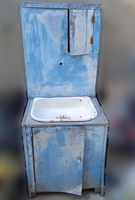 Умывальник б/у без краника и бочка для воды