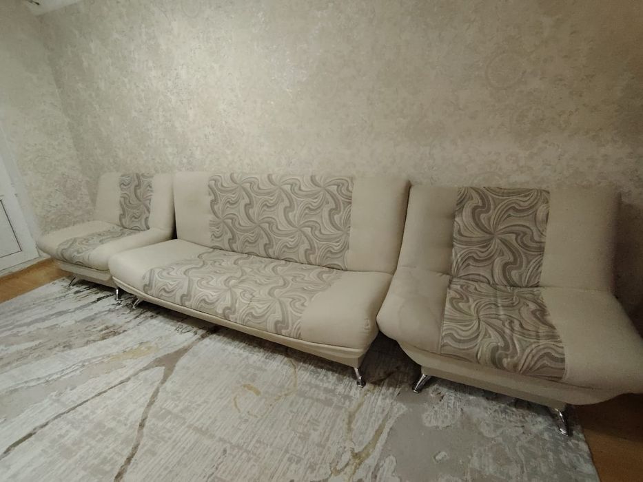 Продаётся б/у диван с двумя креслами. В отличном состоянии. Самовывоз.