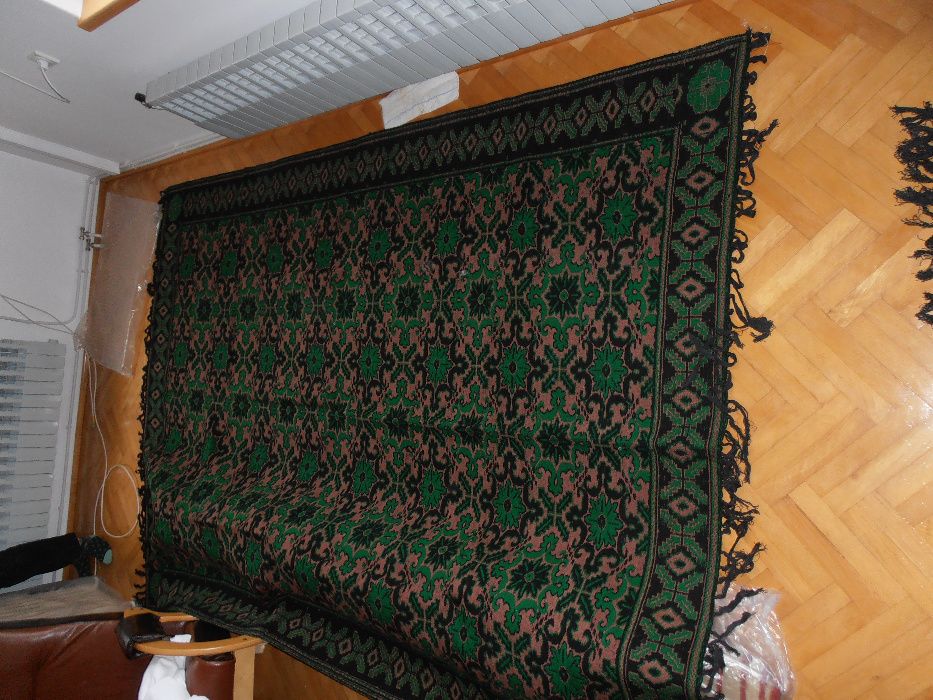 Вълнени, нови килими.