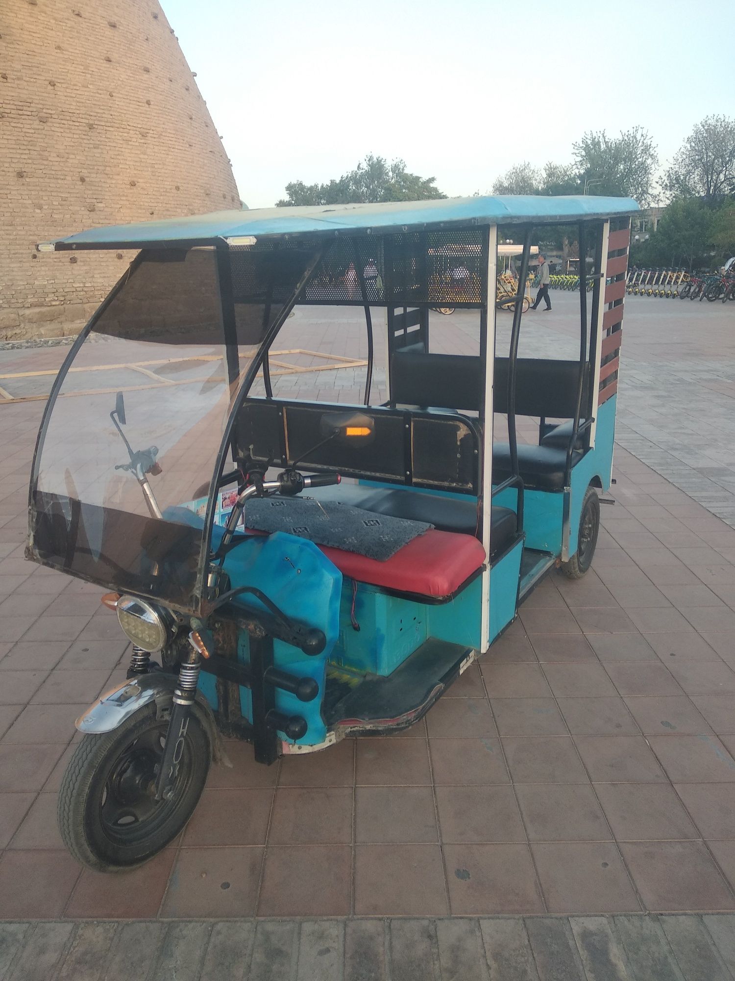 Elektro riksha sotiladi