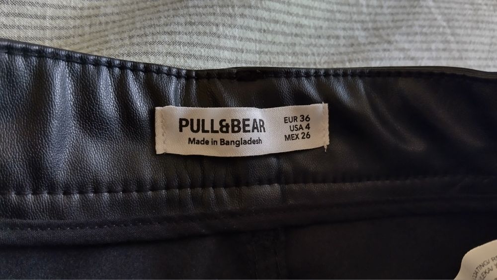 Кожен панталон на PULL&BEAR