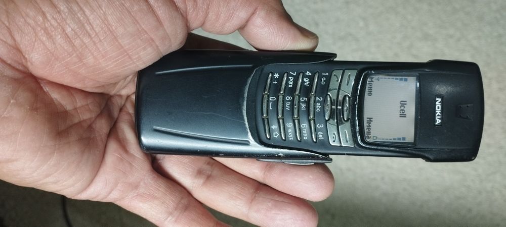 Nokia 8910i.    Nokia 8910i