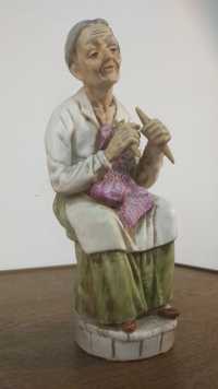 Ретро Белгийска керамична статуетка Старата плетачка