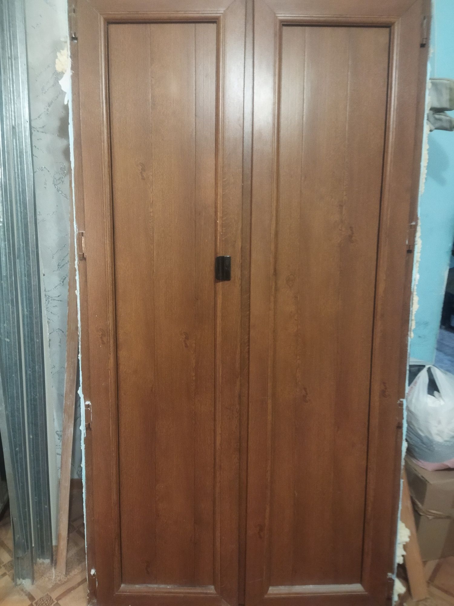 Продам дверь пластиковую, двустворчатую