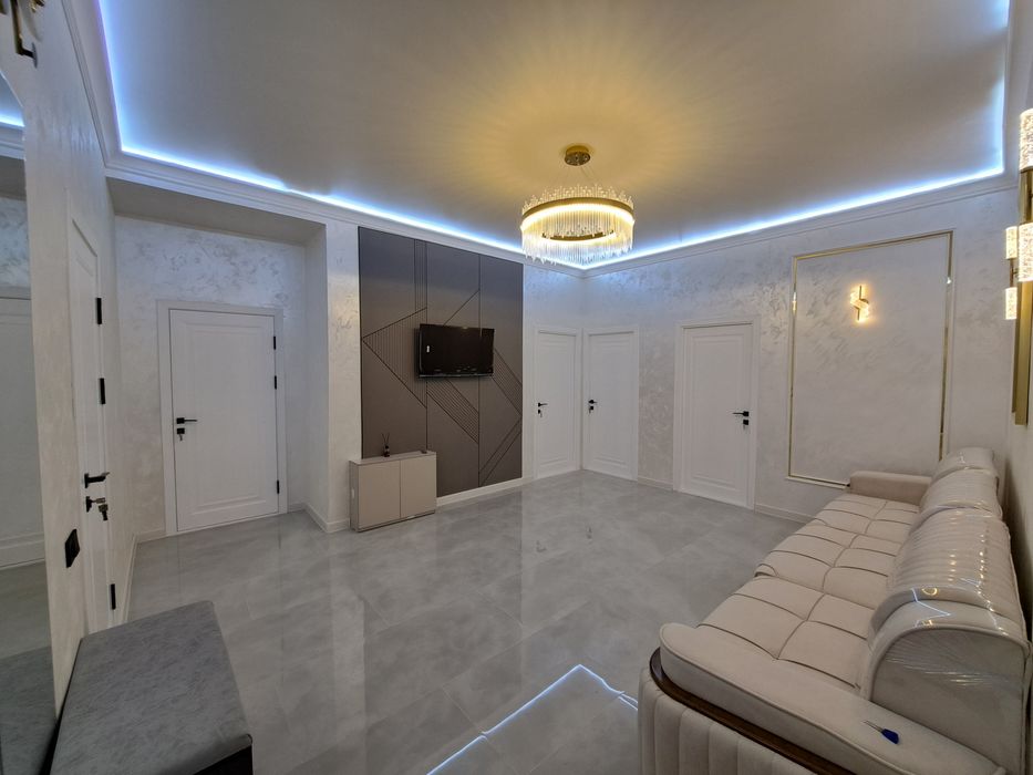 3 xonali kvartira sotiladi + katta hall