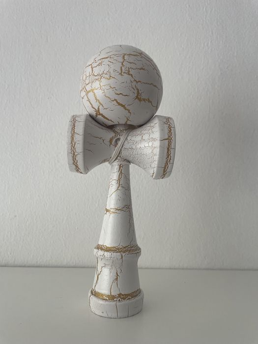 Kendama alb aurie (noua)