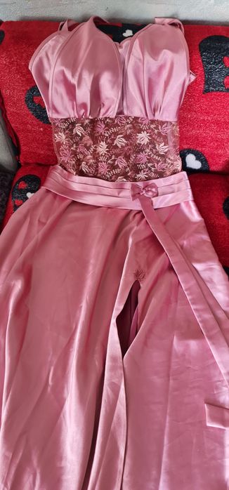 Vând rochii elegante toate la un singur preț