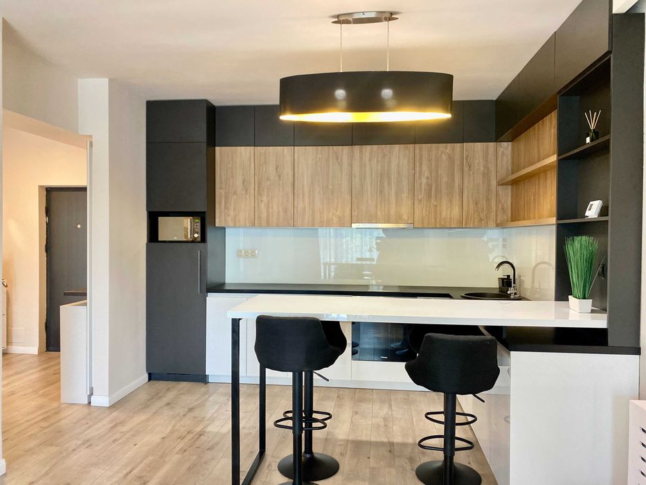 Inchiriez apartament modern 2 camere cu parcare - zona Centrala