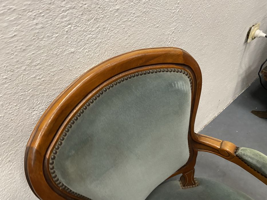 Френски старинен стол кресло фотьойл в стил Луи XV от масивно дърво