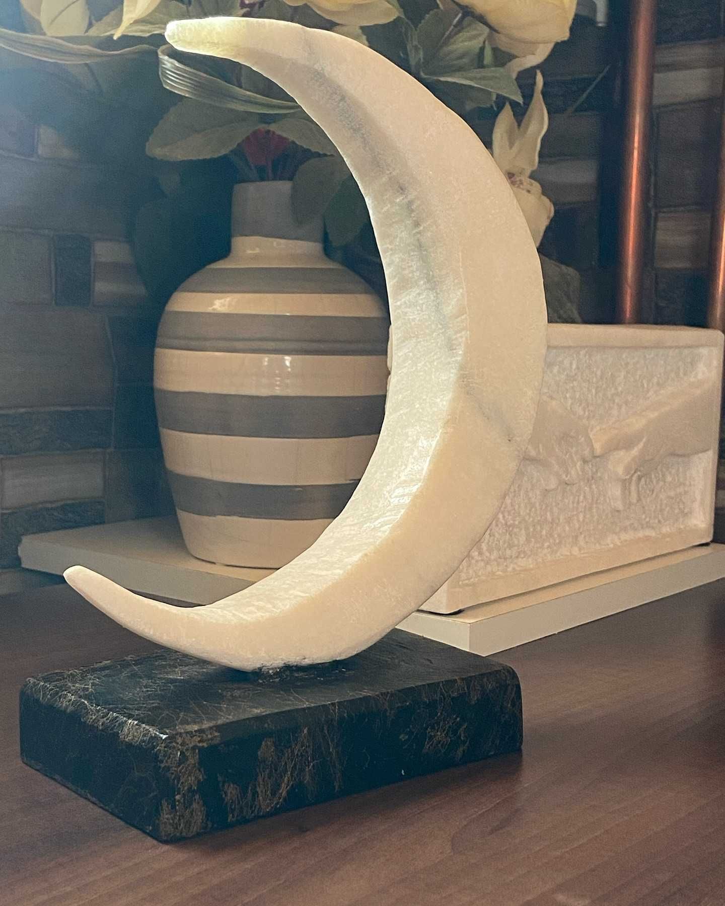 Sculptura marmura semi-luna white carrara marble realizata manual