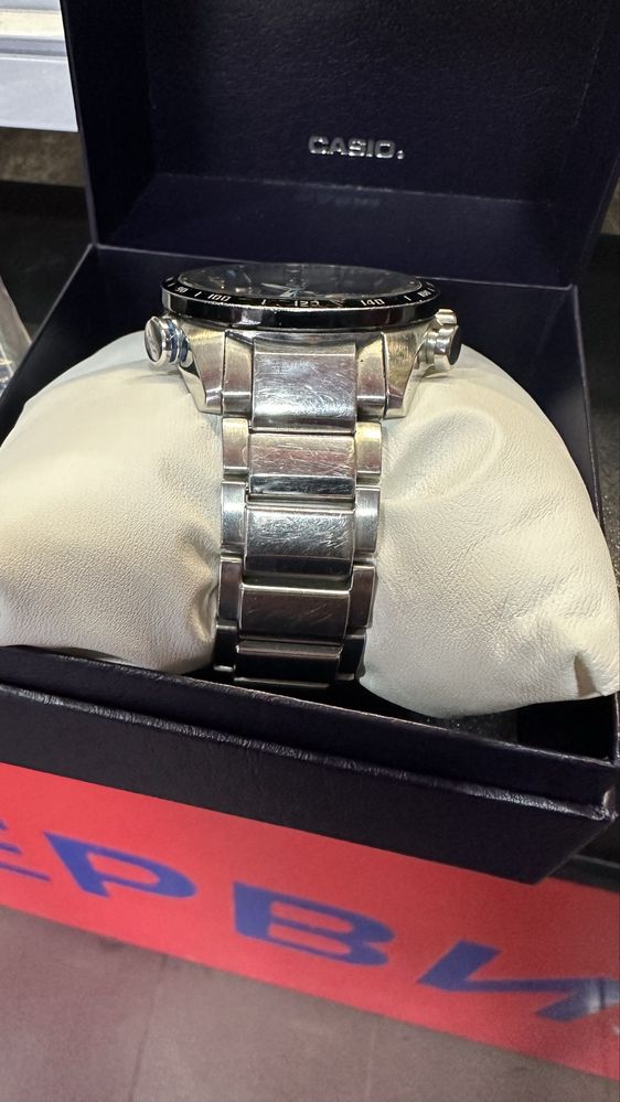 Часовник Casio eqb-501xdb-1ear