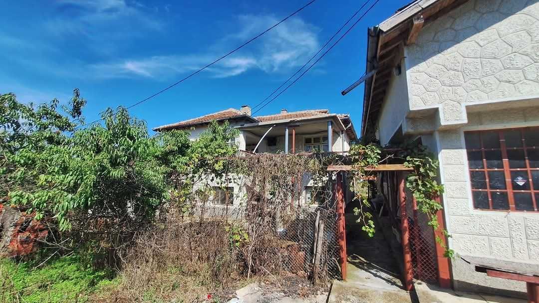 Продавам две къщи