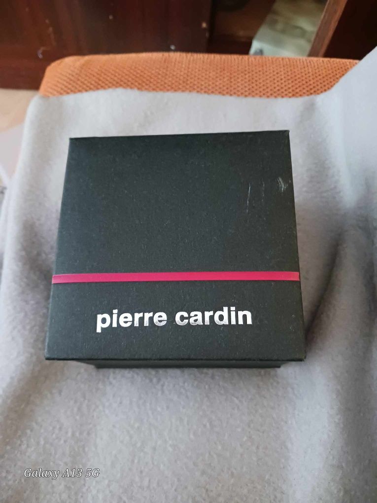 Продавам часовник Pierre Cardin