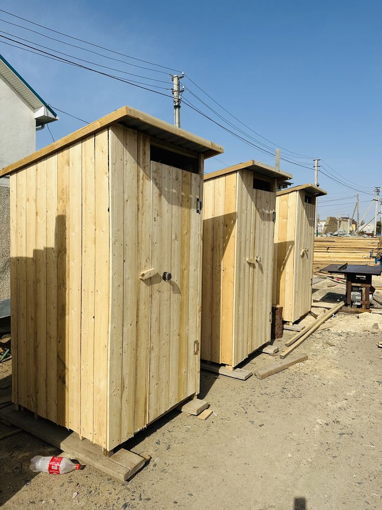 Туалет деревянныи