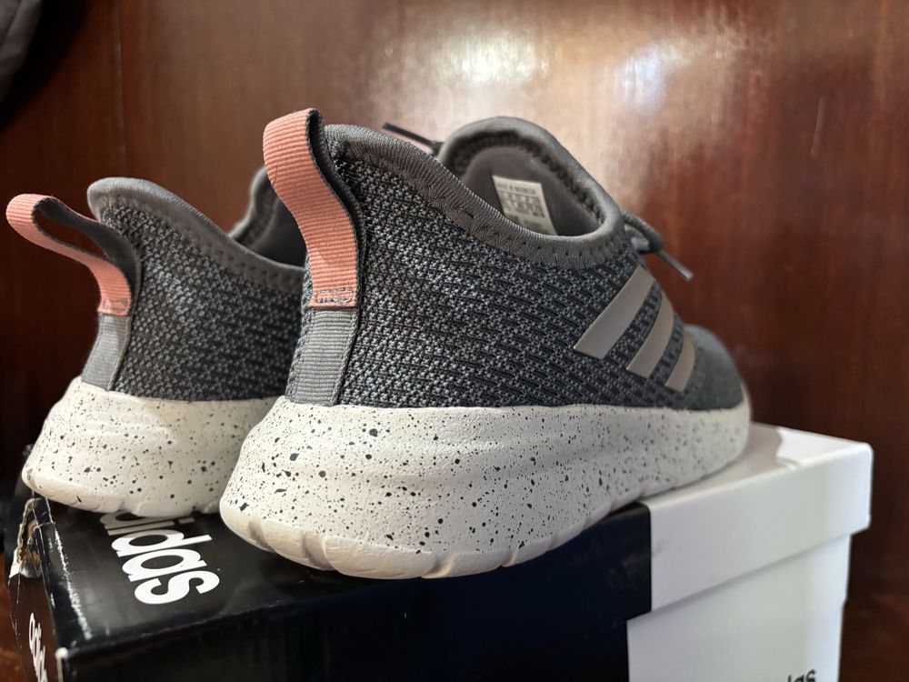 Чисто нови Adidas обувки