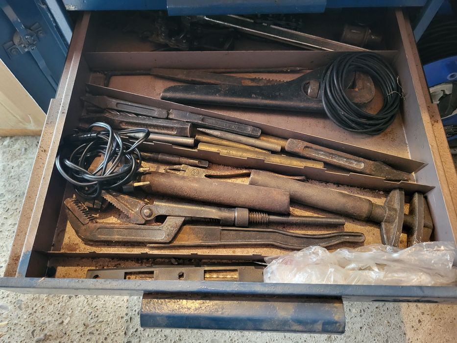 Vând banc de lucru, mobil,profesional, cu scule originale, ideal pentr