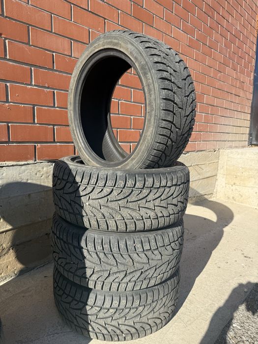 Зимний покрышка 235/45/17 в хорошем состояние все шипи на месте почти.