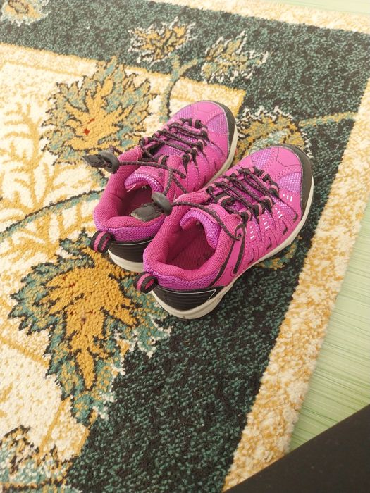 Adidași purtați doar de doua ori, ca noi