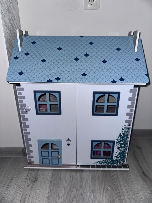 Дървена къща за кукли