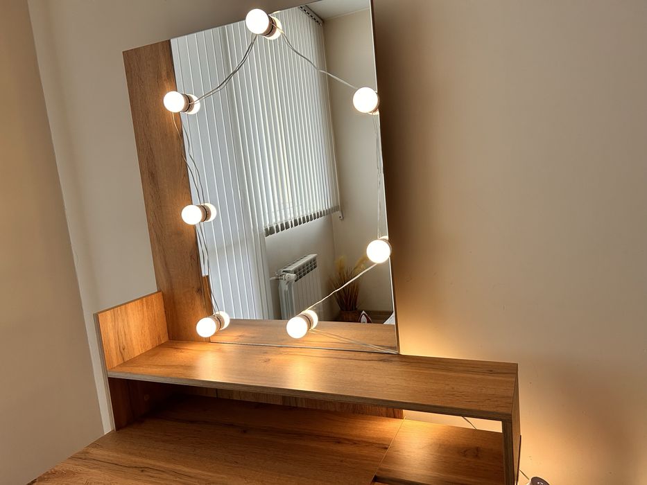 Тоалетка с лампички