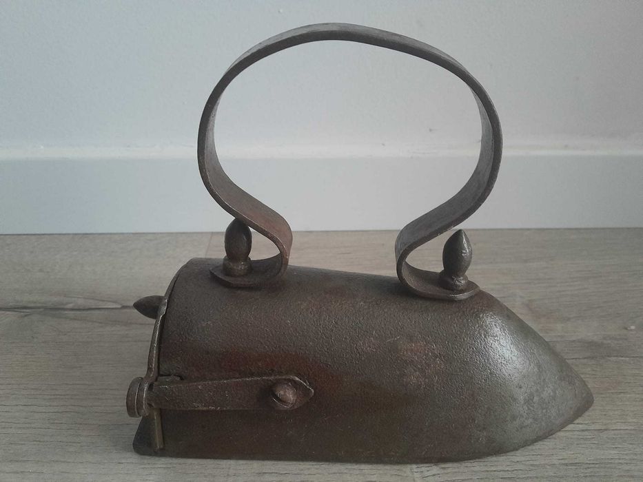 Fier de calcat masiv calcator  fonta vechi vintage 1850