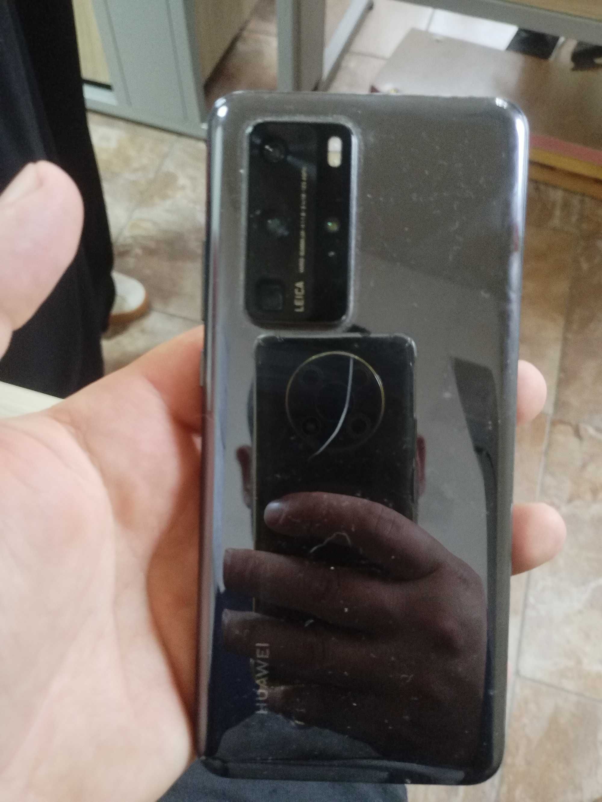 Хуавей P 40 Pro със спукан дисплей